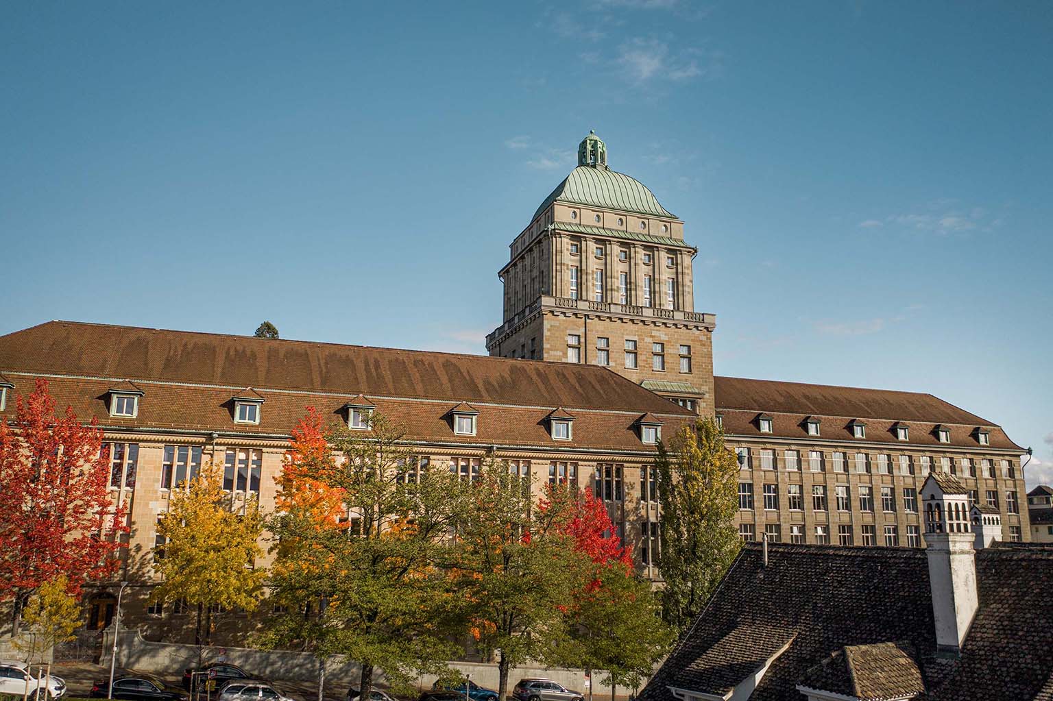 Das Hauptgebäude der Universität Zürich mit den beiden versetzten Gebäudeteilen und dem markanten Uniturm.